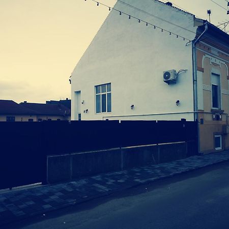 Weisz Apartment-City Center-Free Private Parking,Wifi,Ac Carei Esterno foto
