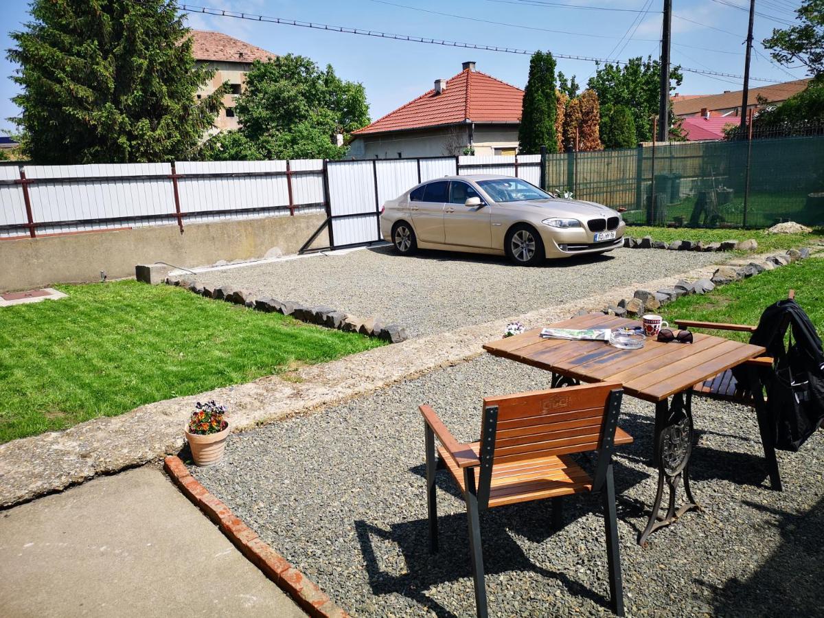 Weisz Apartment-City Center-Free Private Parking,Wifi,Ac Carei Esterno foto