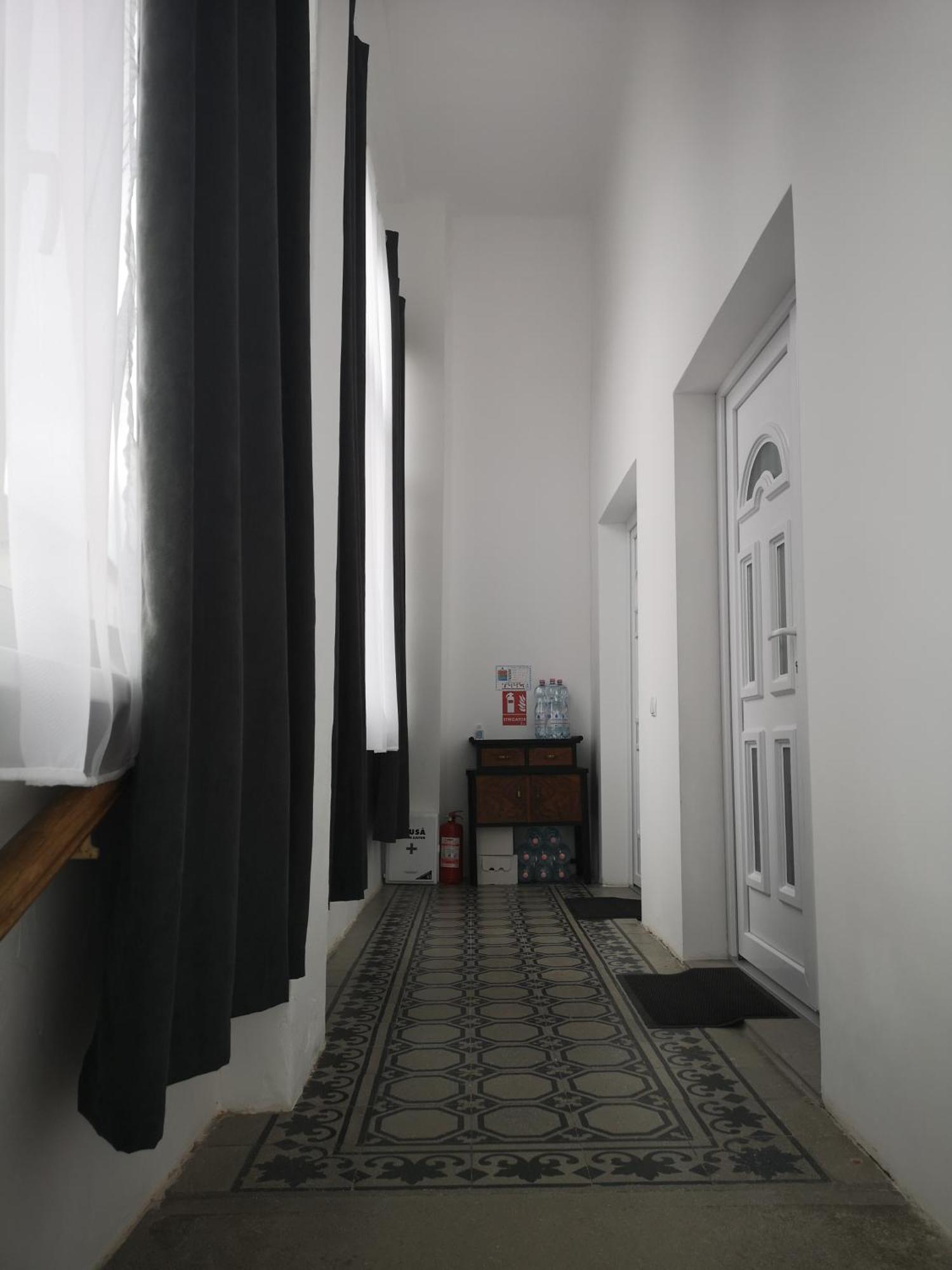 Weisz Apartment-City Center-Free Private Parking,Wifi,Ac Carei Esterno foto