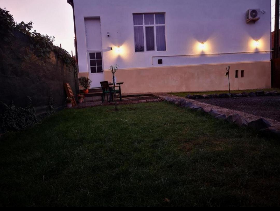 Weisz Apartment-City Center-Free Private Parking,Wifi,Ac Carei Esterno foto
